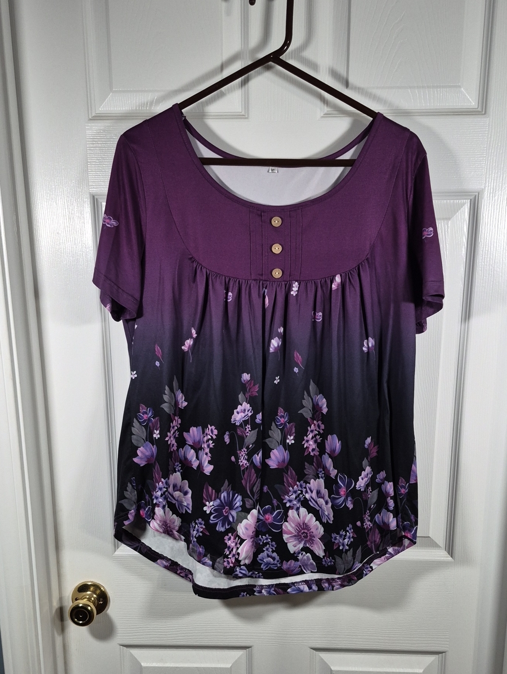 Source Unknown Purple Floral Scoop Neck Top with Button Accents